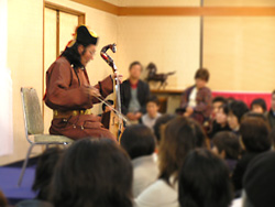 ゴビの馬頭琴弾き　ネルグイ　コンサート　大阪市　高津宮でのコンサートの様子の写真